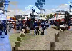 Crowded aisles. The fair always takes place outdoors and fortunately, it was sunny all 2 days. 