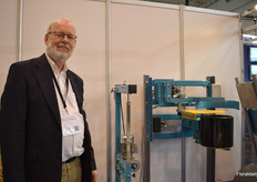 Theo Coolen with Inadco showing the moisturmeter