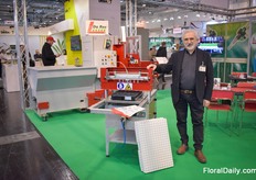 This is the smallest seeder machine of Da Ros which has been on the market for 40 years and still is running strong, says Valter Gabriel