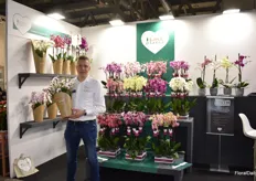 Rick van Vliet of Levoplant, holding one of their best seller is pot size 17 cm, named Save Haven from the Duetto collection of I Like Orchids.