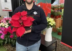 Charlie Duft (Product Specialist), shows that even at CAST, they put in the effort in showing  the Poinsettia Robyn Red. A great heat tolerant variety, ideal for the Black Friday production. New this year, is that you can order this from Beekenkamp’s broker selection and root n sell station.