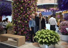 Pieter Landman (in the middle), together with Ada Van der Wereld and Roos van Leyenhorst of Elite Flower, known as the largest floral organization in the world. Pieter, Directeur business development at the company, designed this booth in includes over 30,000 stems are used Ada and Roos helped to realize this design. The Veggie (see the green rose) was one of the highlights at the booth. Special about this variety? Landman: “Vaselife and the color. Green is a neutral color but at the same time pops out in arrangements.”
