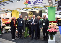 The team of Union Fleurs with Augusto Solano of Asocolflores accepting the recognition.