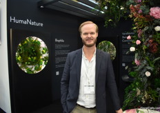 Ole Faarbaek Jensen of Verdissimo. At the stand they were presenting their preserved flowers.