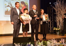 Silver in de category cut flowers, Jiangsu Zhonghe Flowers, China (with Marcel Orie of Kuehne Nagel) 