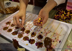 The edible roses of Pheno Geno put on the chocolate.