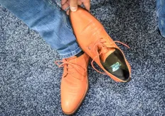 And there is the secret being revealed! Even though the shoes might be orange, the base of the team is the Martin Stolze logo.