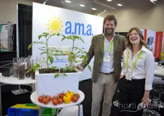 Even though tomatoes are not his specialty, Eric Boot can take a photo with Elise Johnson with AMA Horticulture, showing their 60 litre growing container suitable for organic growing. Read all about it here: https://www.hortidaily.com/article/9151594/new-growing-container-for-indoor-organic-vegetables/ 