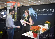 Laura Barbison with Plant Prod MJ explaining to a visitor how nutrition can improve the plant