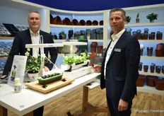 Bastian Punte and Ronald Vreugdenhil of Pöppelmann with their Hydrostarter, a substrate-free cultivation system.