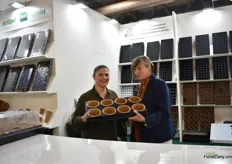 Alessandra of Energy Green and Sigrid of Fertil presented the Fertil pot with the special Herkuplast tray, especially for the Fertil pot 12cm.