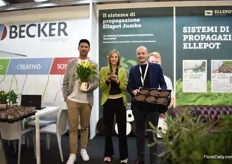 Oman Tüysüz of Becker with a pot cover for a Trendpack customer, floricultura bonato,  Valentina Andrea or Trendpack with the Ellepot solutions. Trendpack is the official partner of Ellepot and the preferred partner of Becker Etiketten in Italy. Starting from mid-2022, Trendpack also has their own production with paper plugs in a tray, The Ellepot Filling