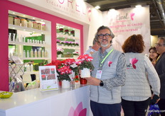 Luigi Vasarri of Morel with Indiana Red, a pre-introduction. At their booth they were presenting varieties that are interesting for the Italian market display including their novelties as some pre-commercial varieties.