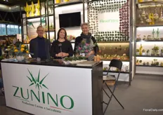 Aurelio Falconi, Meilin Beirer of Zunino cactus with florist Sabina Di Mattia (Instagram: Sabina_dimattia) presenting FlexiFlora. Read more about FlexiFlora in this article: https://www.floraldaily.com/article/9596920/this-new-holder-allows-all-stemless-products-to-shine-in-an-arrangement/  