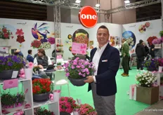 Mariano Tartaglia of Selecta one with their new dianthus with big flowers named Aura in Europe and Magnifica in North America.