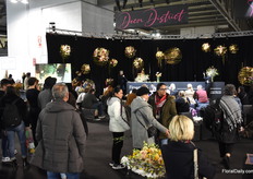 Visitors interested in descovering new flowers and designs. 