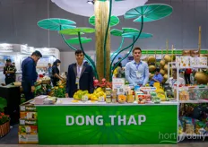 Several producers from the region Dong Thap united to present their products. In the photo Le Nhat Tien and Duc The with Sen Dai Viet