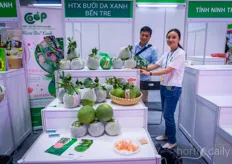 Buoi Da Xanh from the Ben Tre region: producers of fresh green pomelos via their cooperation Hop Tac Xa Nong Nghiep. 