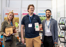 Marije Steeman, Niels Postma and Lucas Achterberg with Tapp. Niels is showing their sustainable datalogger.