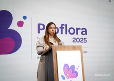 Genoveva Pombo of Asocolflores welcomes everyone