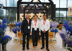 Two times Andres and Alejandra in the middle from Ball