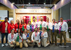 The big team of SB Talee and Geoflora with their prizes