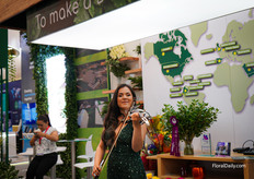A live violin player at Colombia Verde booth