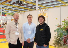 Joey en Mitch Zandbergen and in the middle Barry Barnhoorn, Mijo Flowers