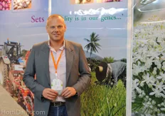 Thomas Ruiter from Q-Shallot. Q-Shallot is proppagating plant onion sets in Thailand. Next to this, Thomas Ruiter also represents tomato farm D.A.T.T., who are marketing their tomatoes under the Take Me Home brand.