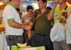 Product Development Manager Apinun Uppabunlung from Rijk Zwaan introduced the Emerald 240 Melon to Asian growers.The melon distinguish itself by the premium quality and long shelf life, which is something new on the Asian market. The melon can be grown in both greenhouse and open field.