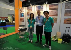 Jan Hoogewoning is sales representative for Luiten Screening and Greenhouses. He was supported by Chamaiporn and Pakdee from the Horticultural University of Bangkok.