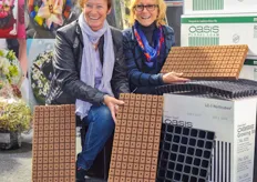 Petra Liepold-Klein and Eleonore Fischer from Smither- Oasis with the newly introduced GrowCubes. Also in Europe more and more growers show interest in the foam propagation plugs.