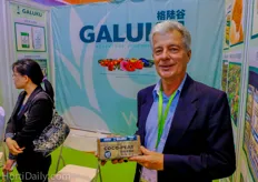 Australian consultant Geoff Cresswell at the booth from Galuku