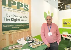 IPPS Boardmember Les Lane of XL Horticulture at the booth of Rhizopon.