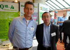 Paul van Gils from Mardenkro together with Paul Tate from Fargro, Mardenkro's UK distributer. Growers in the UK are already familiar with and using Mardenkro's greenhouse coatings and the acreage with diffuse coating is still increasing.