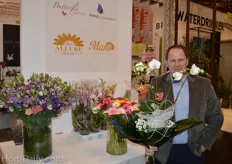 Chris Biesheuvel from Butterfly Orchids proudly presenting his newest idea: a bouquet wherein a potted orchid is hidden.