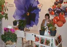 Lili Mendes from Prudac, showing their ornamental-edible plants.