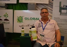 Pieter Rienstra of Global Green Pact with the Multi- Trace fertilizer.