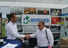 Jorgen Bartels van Benfried shake hands with a foreign visitor of the Flower Trials.