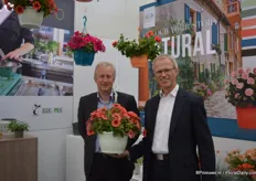 Geert Van de Voorde and Kees Waque of Desch Plantpak holding a hanging basket of the new 2016 trends. The 2016 trends are for spring 2016 and consist of 3 trends, namely: natural, clear and LOL. Natural was displayed at Florensis during the FlowerTrials. Natural consists of pots with natural colors and bold color combinations, blue and orange for example.