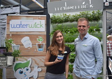 Marleen van Haaften and Robert Jan in ‘t Veld of Waterwick with a 12 cm pot with the Waterwick stick. The string irrigates the plant. Therefore, the customer does not have to water its plant that often.