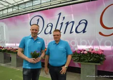 Sander Burger of Young Flowers and Jan Knudsen of Naeldebakken holding the Blue Heat. This plant attracted a lot of attention during the FlowerTrials.