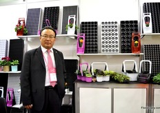 Jeff Lim of Bumnong with the potcarriers.