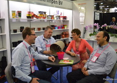 Jorg Swaagemaker and Marco Wilschut of van Krimpen talking with their transporters of their pots, Loes Beelen-Segers and ABdel Moussa of IAA Fresh.