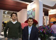Javier Caspero and Juan Carlos Cevallos of Galapagos Flores. They grow 80 rose varieties in a 16 ha sized greenhouse in Ecuador. On the right, the colored rose named Rainbow Magic.