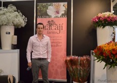Javier Mantilla of Much Flowers and Macijifarms, a 40 ha sized farm in Ecuador that cultivates summer flowers. They just started to grow roses.