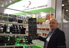 Henk Aufderhaar of IPP Holland with the reusable injection molded tray. “By using this tray, the grower can work more efficiently and can use it more times, which also makes it a more environmentally friendly.”