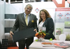 Bernhard Aichele of Herkuplast holding a new vegetable tray and Maria Cherkunova of AgroSemTsvet, they are representing Herkuplast in Russia.