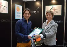 Eduard Velez of Meyozhet is receiving the golden medal from the director of the exhibition, Nadezhda Grigorieva. They received this medal for their 3D rose cultivated by Foxyroses. Meyozhet is the commercial brand for four Ecuadorian farms, namely: Foxyroses, Sky roses, Valleverde and Pacific Sun.