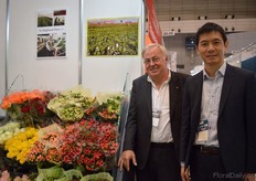 Frans Diendens of Yalkoneh Flowers and Tadishi Sasaki of Japan External Trade Organization. Diendens grows the Hypericum Magical Series of Dutch breeder Kolster on a 17 ha sized land, at an altitude of 2,100 meters in Ethiopia. His assortment consists of seven colors and he exports them to the Netherlands and Japan. In Japan, the mixed arrangements are the most popular and their aim is to export 50% of their volume to Japan in the future.